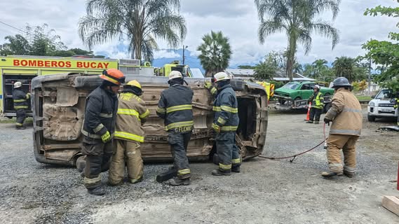 Bomberos de Bucay concluyen exitosa semana de reentrenamiento operativo regional