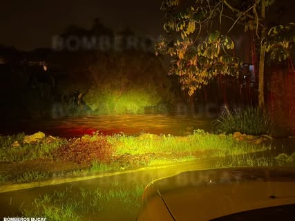 Bomberos de Bucay desalojan vía La Puntilla por lluvias e intensivo monitoreo nocturno