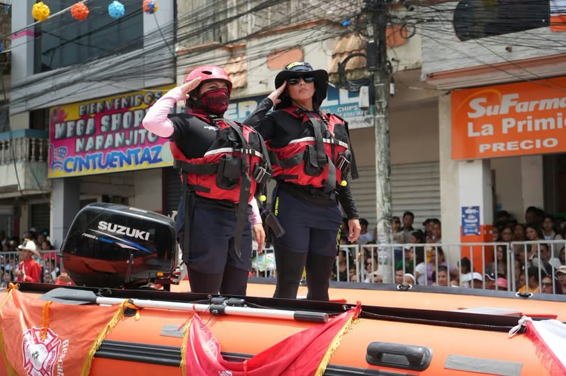Bomberos de Bucay rinden homenaje a Naranjito por sus 54 años de cantonización