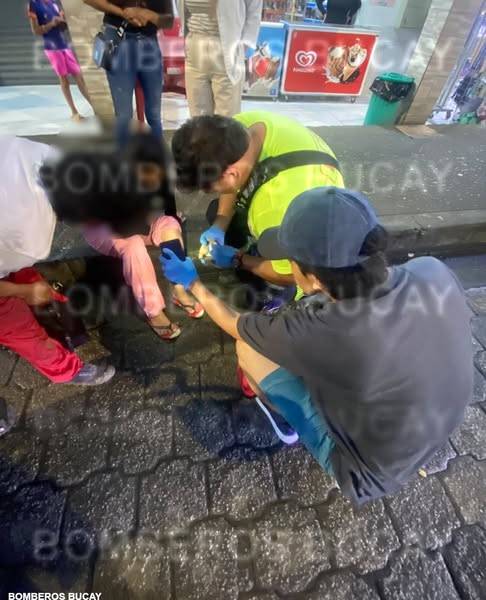 Bomberos de Bucay atendieron a mujer con corte superficial tras accidente de moto