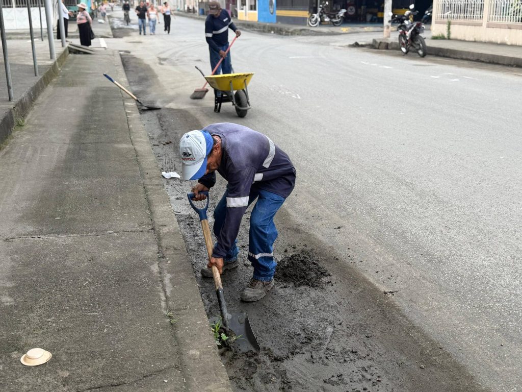 Alcaldía de Naranjito limpia cunetas en Jaime Roldós para evitar inundaciones