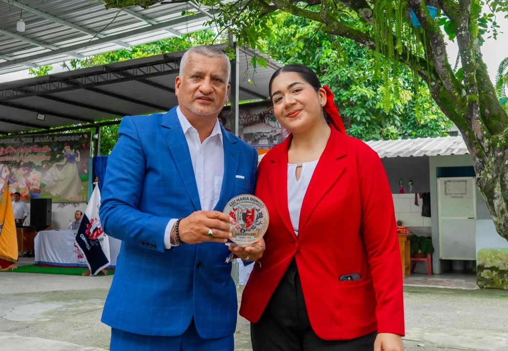Alcalde de Bucay asistió a aniversario de escuela en Cumandá