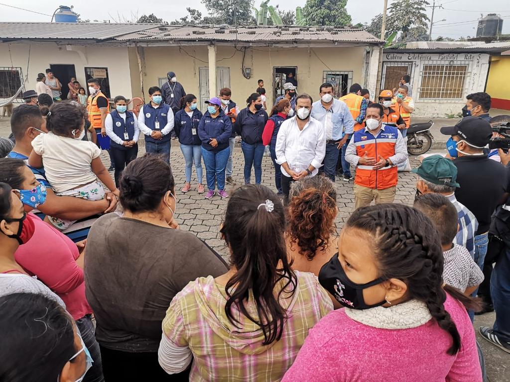 Entrega de kits de protección a familias afectadas por ceniza en Guayas