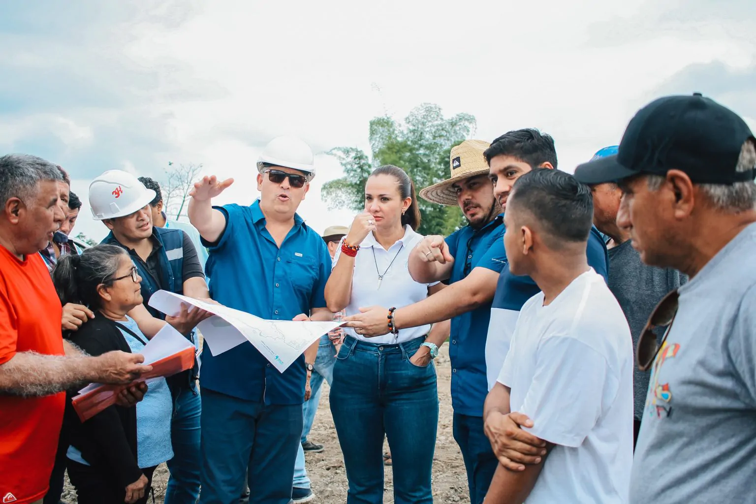 Prefectura del Guayas recorre obras en Bucay y recibe Bastón de Mando Shuar