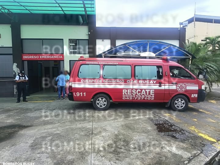 Bomberos de Bucay trasladan a paciente con heridas graves tras accidente en Matilde Esther