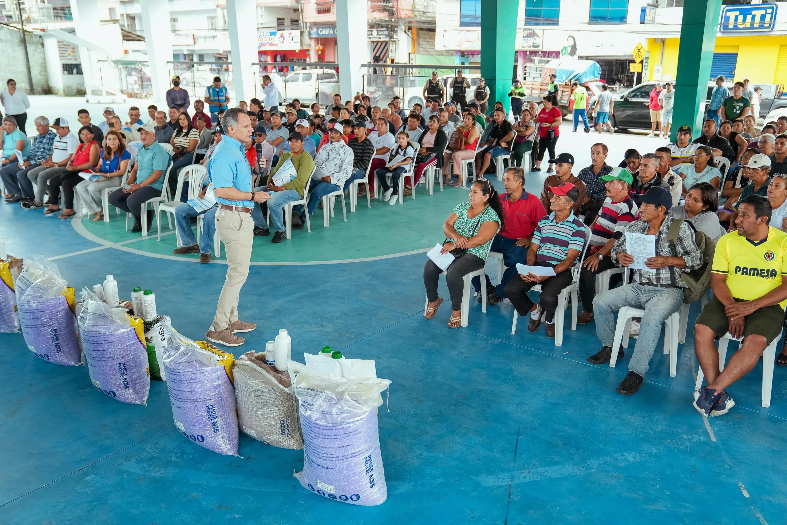 Prefectura del Guayas entrega 162 kits de fertilizantes a cacaoteros de Bucay